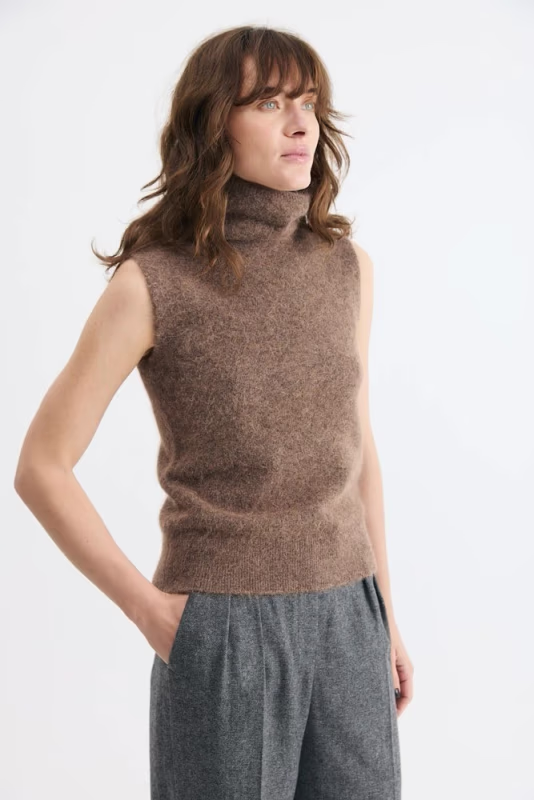 Топ с воротником-стойкой DAISYKNIT 