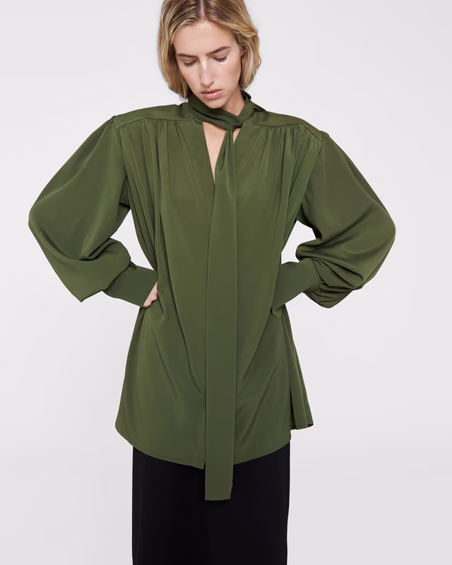 Блуза с шарфом и накладными плечами ECLATA 