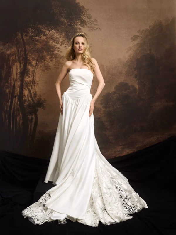 Классическое свадебное платье а-силуэта L’AVENIR