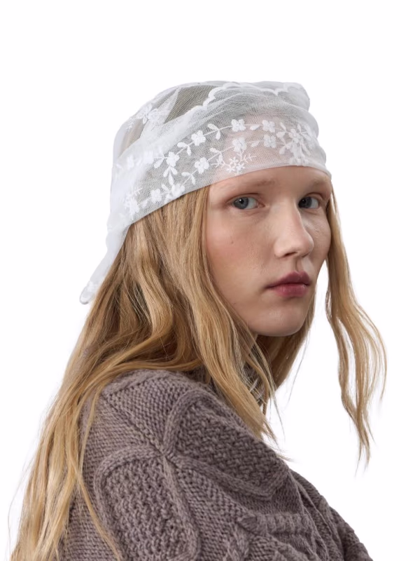 Косынка с вышивкой в цветах UNIQUE FABRIC