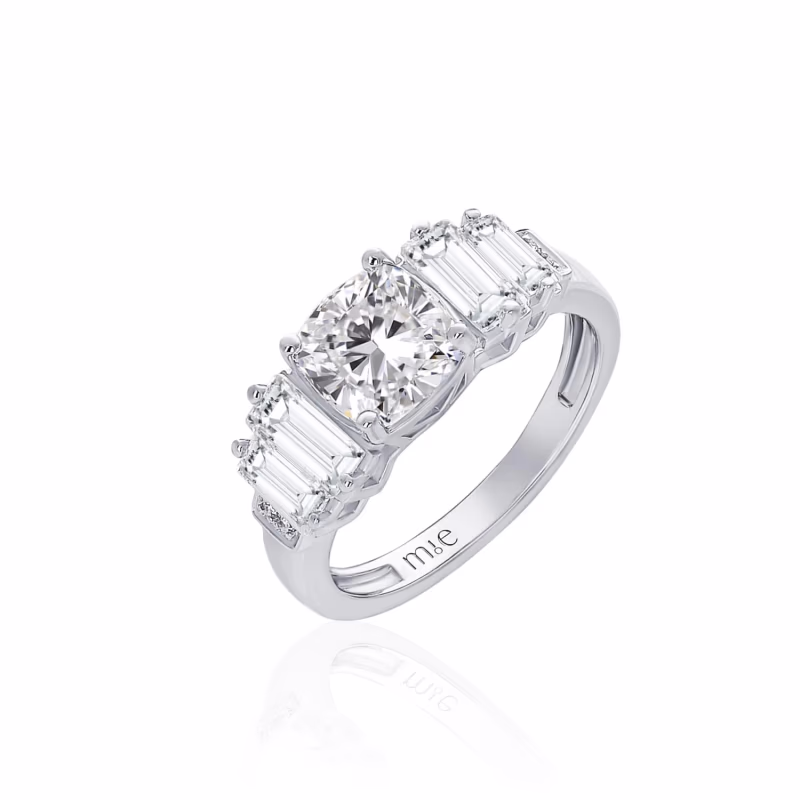 Серебряное кольцо с фианитами MIE